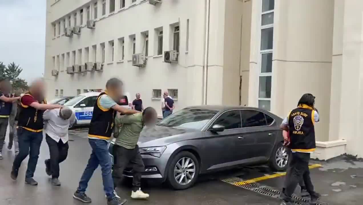 İçişleri Bakanı Yerlikaya: Ankara'da kurban pazarında görevli polislerimize saldıran 12 saldırgan gözaltına alındı