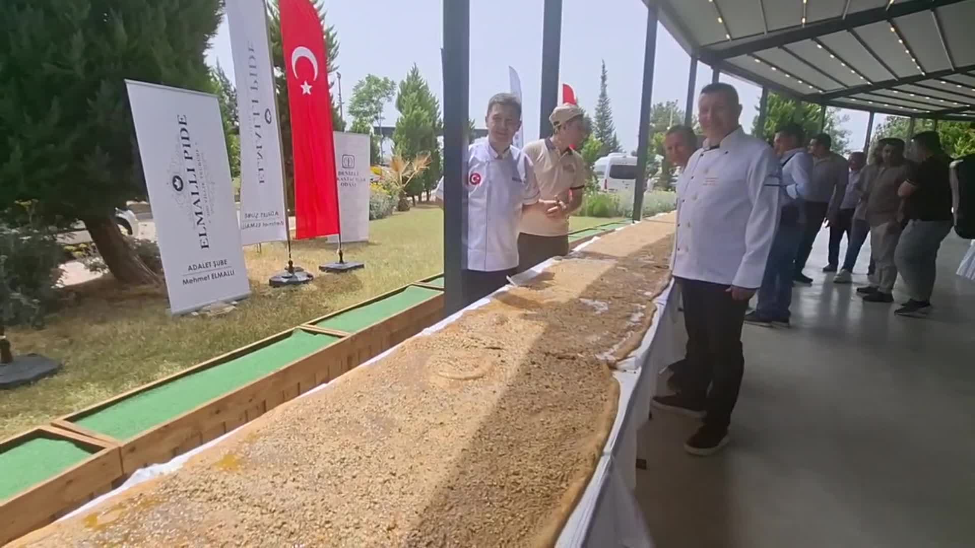 Denizli'de 12 metre 30 santimetrelik ballı, cevizli tahinli pide ile dünya rekoru denemesi yapıldı