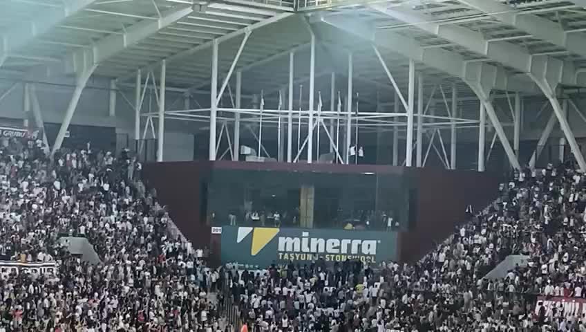 Olaylı geçen Elazığspor-Vanspor maçı tatil edildi… Vansporlu futbolcular ve hakemler zırhlı araçlarla stattan ayrıldı