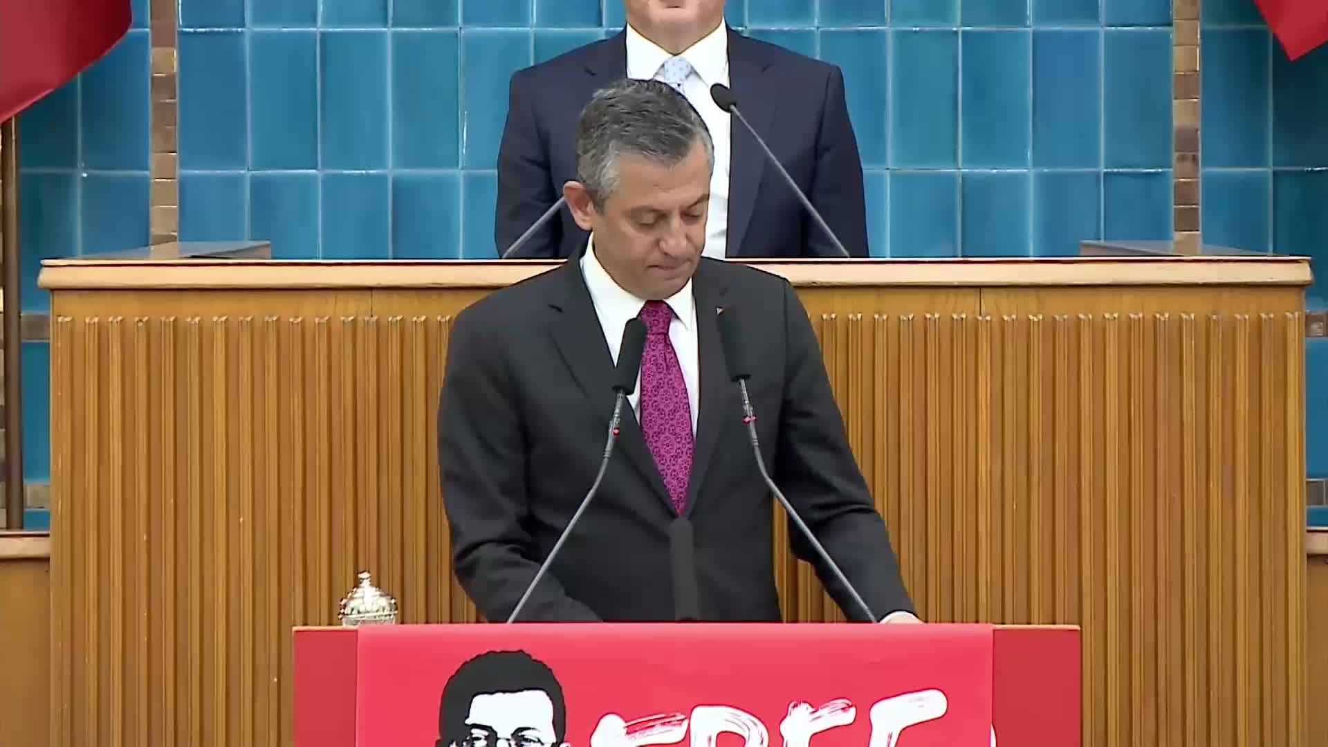 CHP grup toplantısı... Özgür Özel’den Erdoğan’a ahtapot yanıtı: “Aranan ahtapot bulundu. Ahtapotun milliyetçi kolu Yunus Emre Vakfı, ahtapotun bir kolu dezenfektan satan bakan”