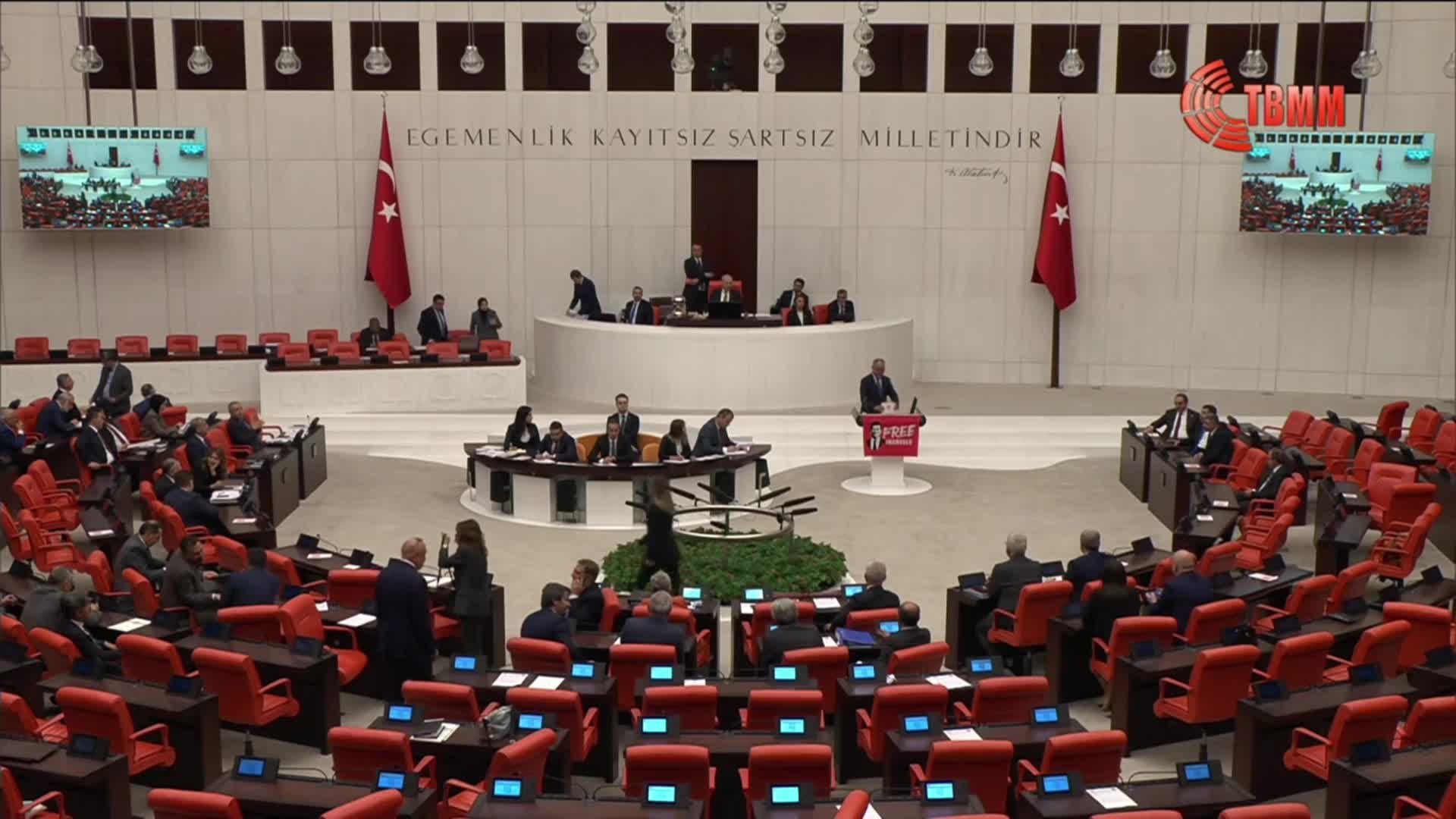TBMM Genel Kurulu'nda 'Free İmamoğlu' pankartı tartışması... Murat Emir: Seçilmiş belediye başkanının resimleri her yerde olur, alışacaksınız buna