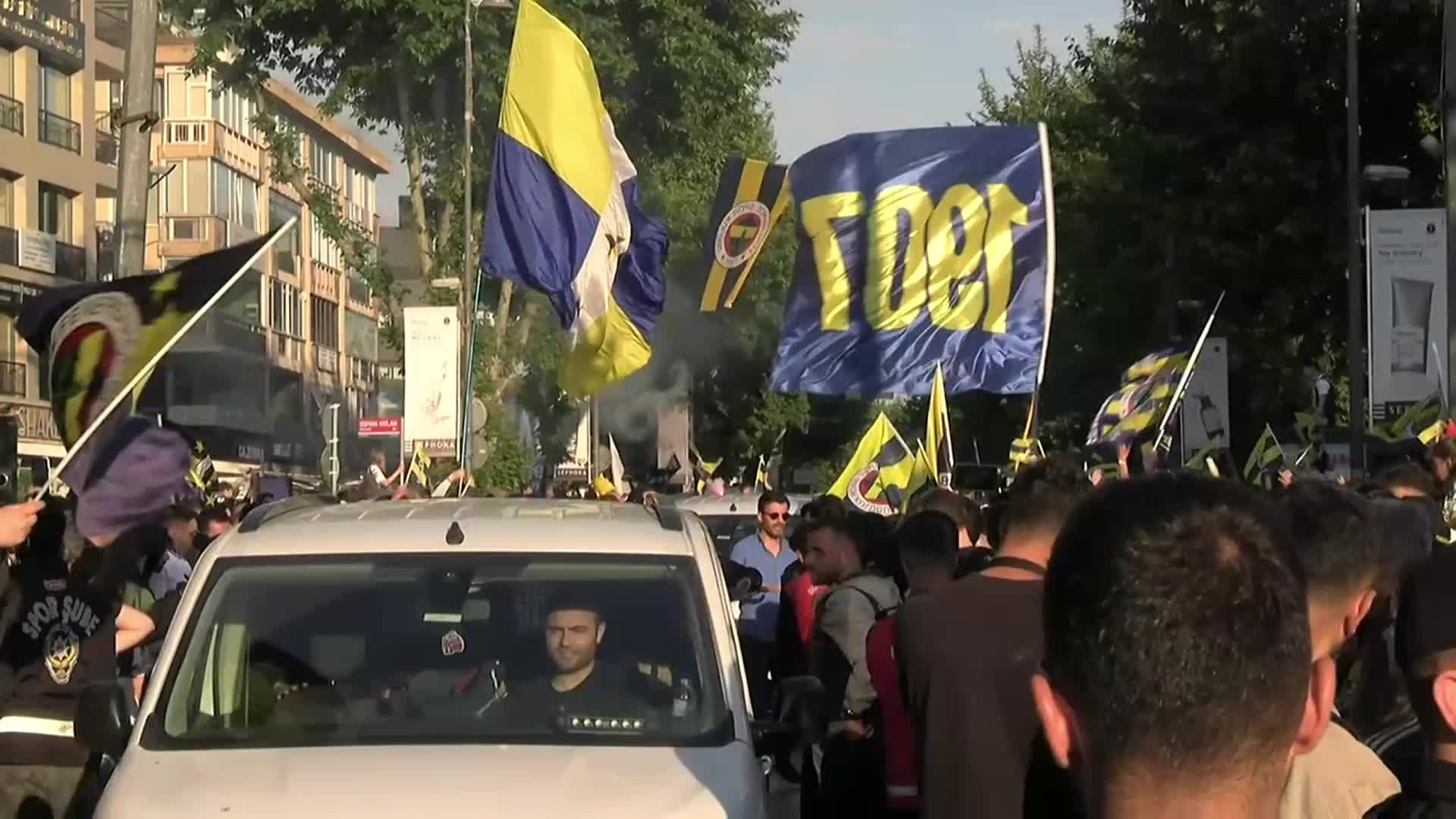 Fenerbahçe Beko, başarısını taraftarıyla birlikte kutladı