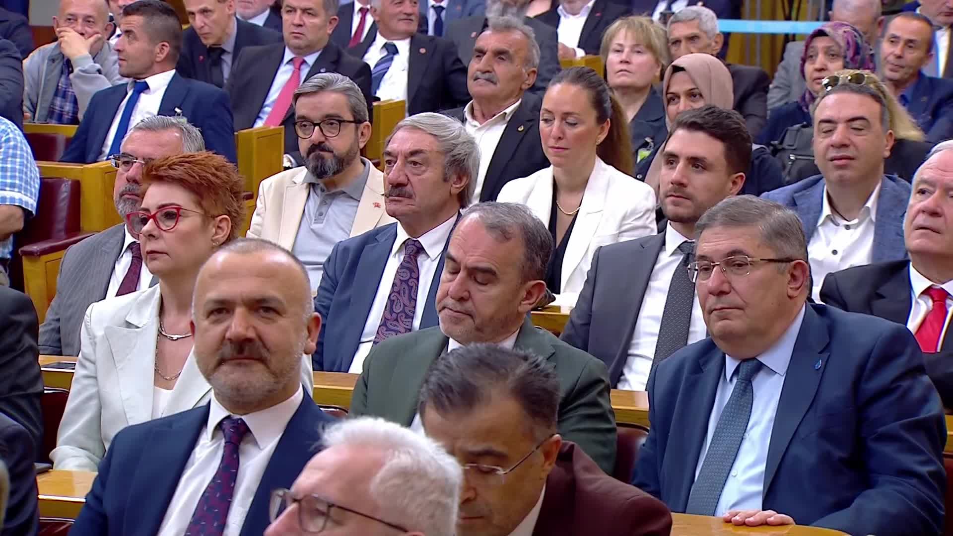 Yeni Yol Grup Toplantısı... Mahmut Arıkan'dan İBB operasyonlarına tepki: "Niye bu dalgalar hep karşı sahilleri vuruyor? Niçin yalılarınızın sahillerine uğramıyor?"