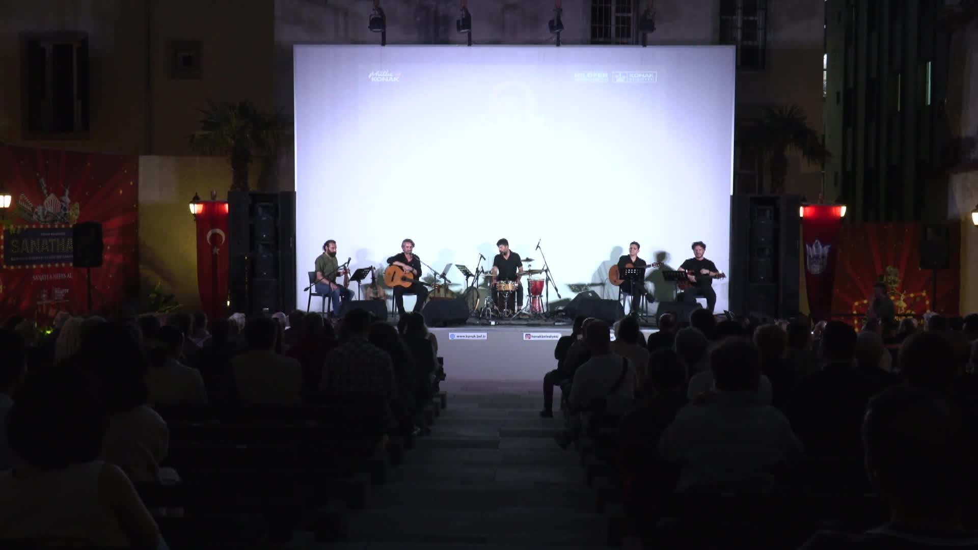 Konak Sanathane'de düzenlenen Eshik Ensemble Konseri yoğun ilgi gördü