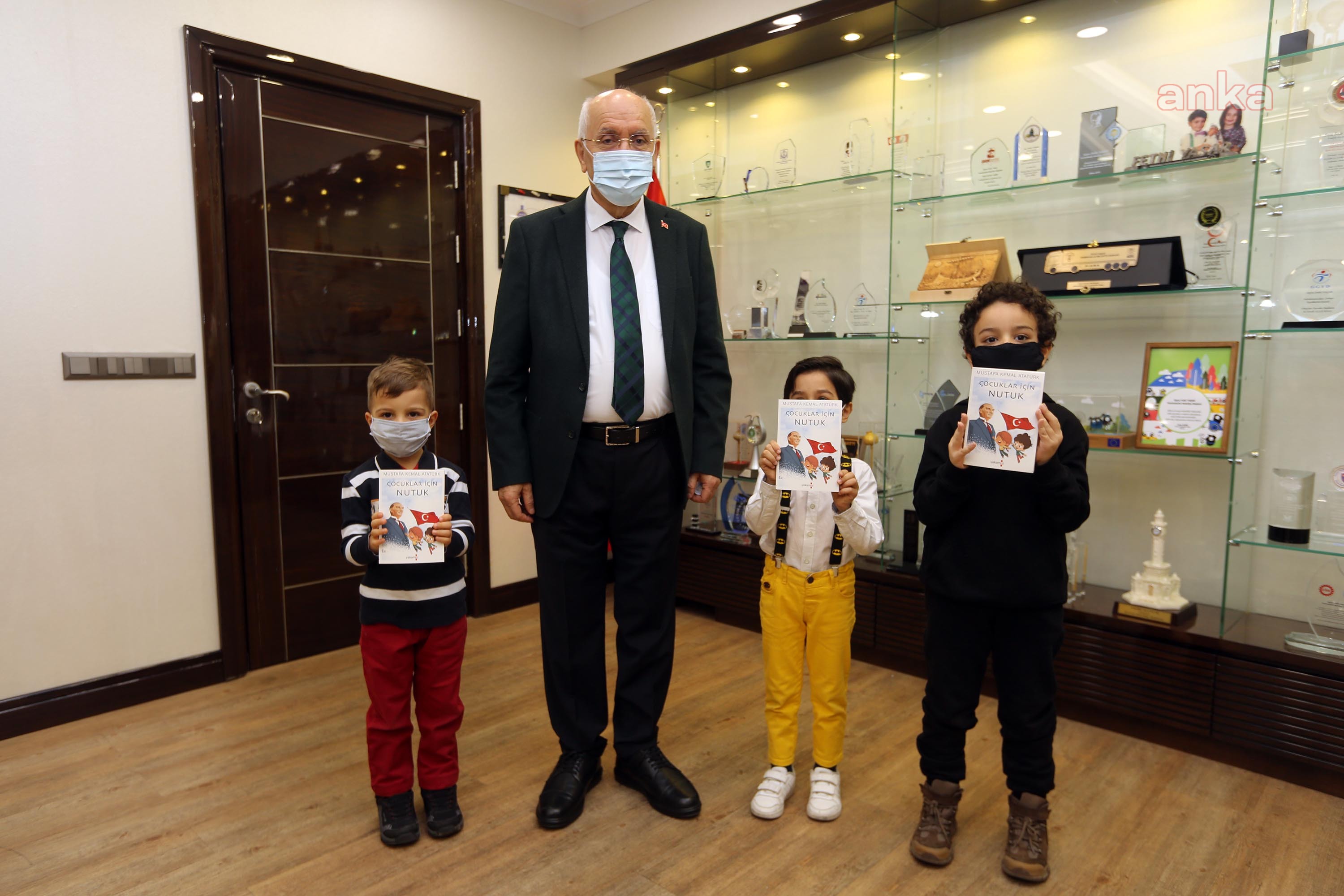 YENİMAHALLE BELEDİYE BAŞKANI YAŞAR'DAN MASKE TASARLAYAN MİNİKLERE ÖDÜL