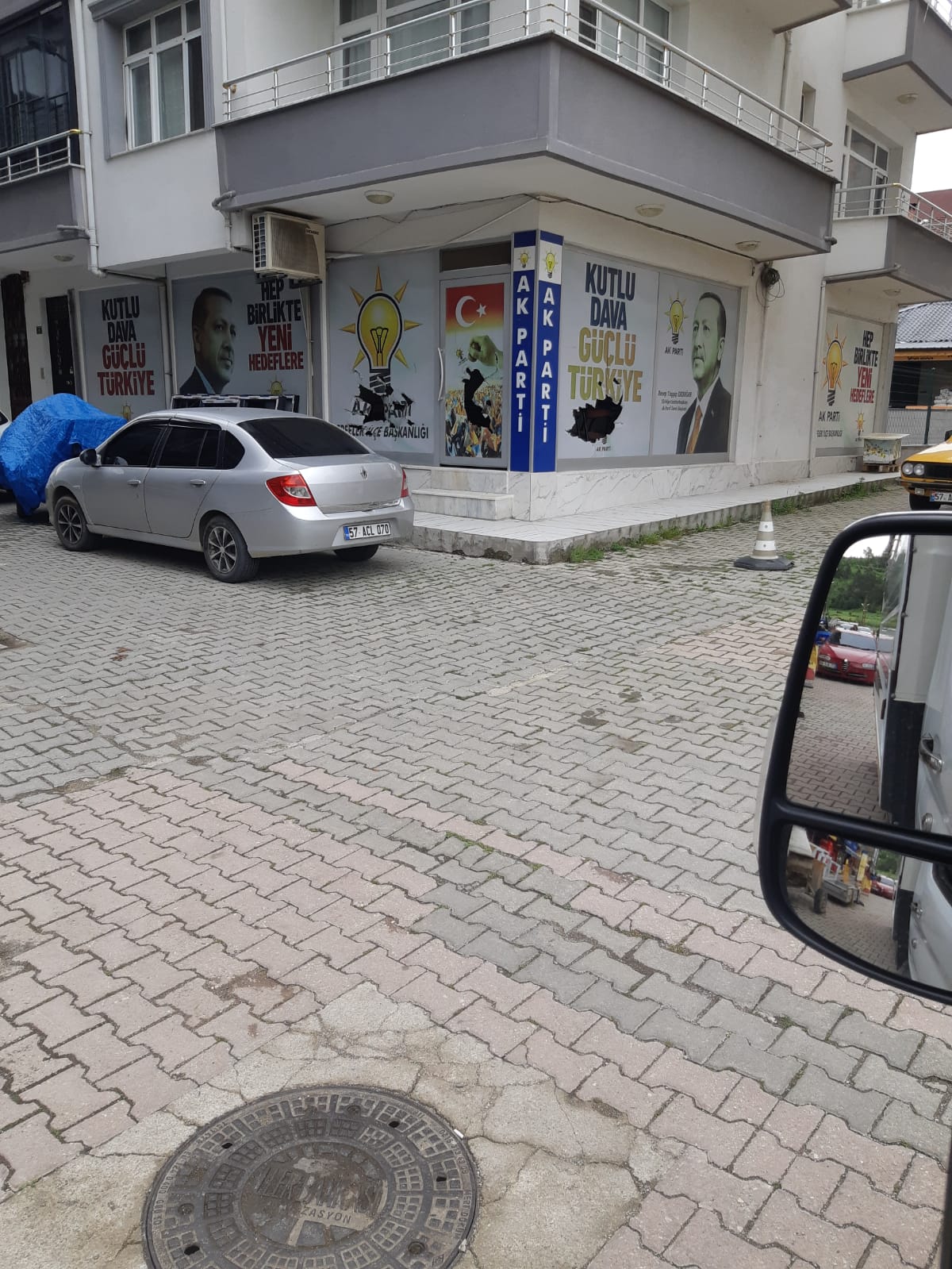 AK Parti Erfelek İlçe Başkanlığı'na saldıran bir kişi binanın camlarını kırdı