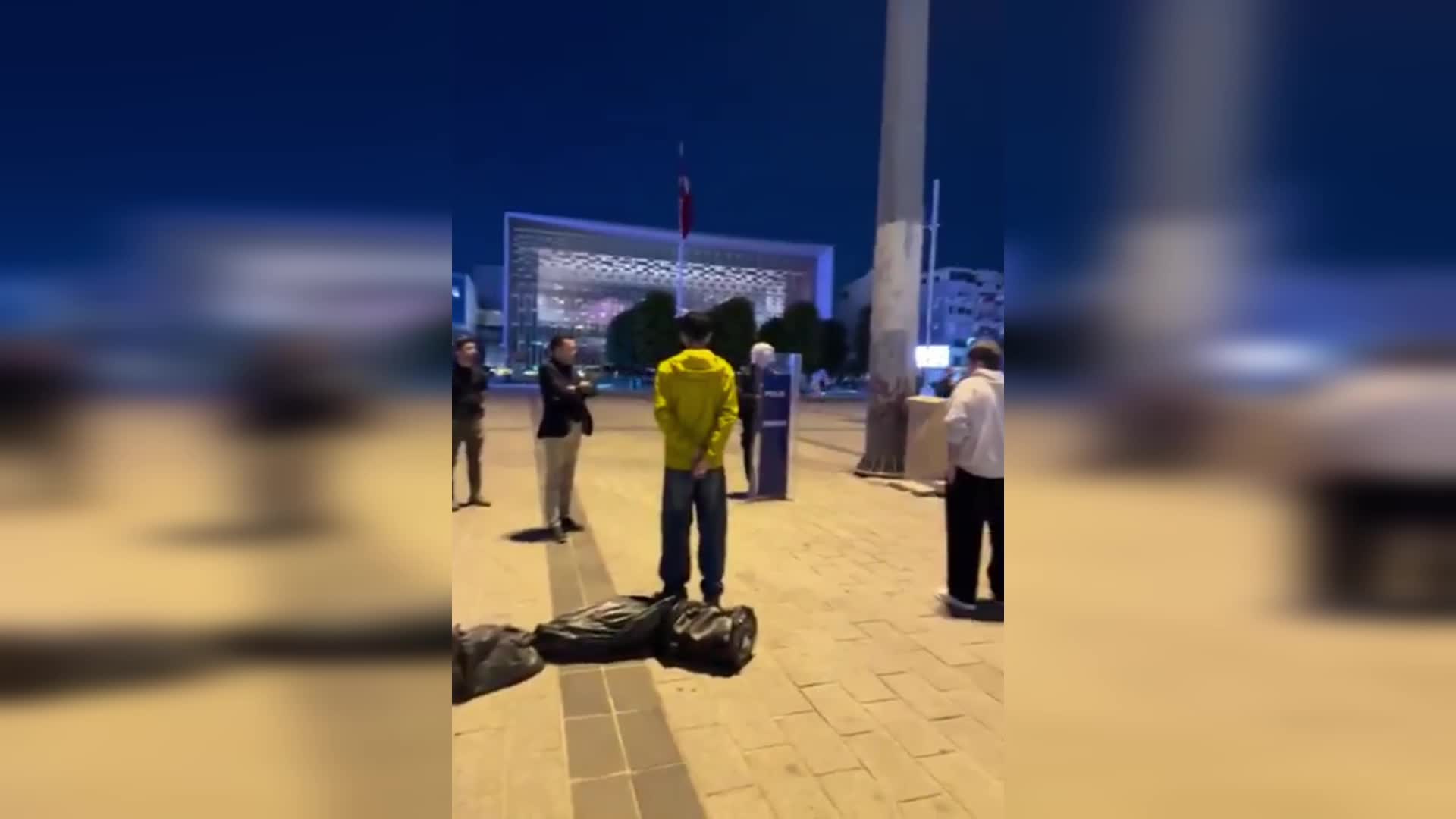 Taksim'de "Duran Adam" eylemi... Gözaltındaki gençlere, "Eyleme katılmanız yönünde tarafınıza teşvikte bulunuldu mu veya baskı yapıldı mı" diye soruldu
