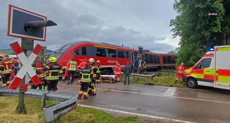 Almanya Passau'da tren ile TIR çarpıştı: En az 10 yaralı