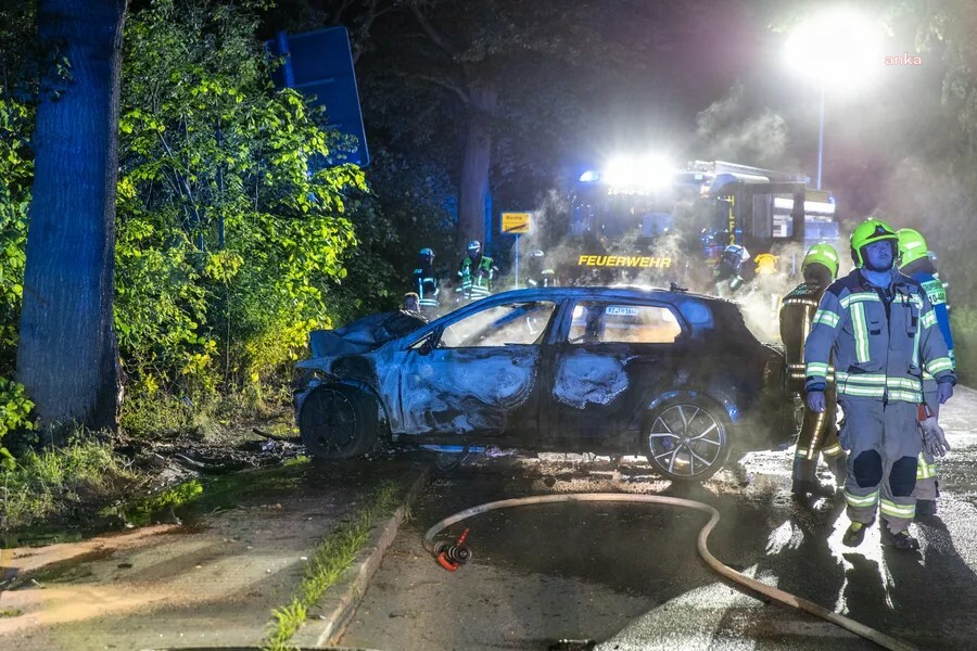 Hamburg yakınlarında meydana gelen kazada araç yandı: Bir kişi hayatını kaybetti