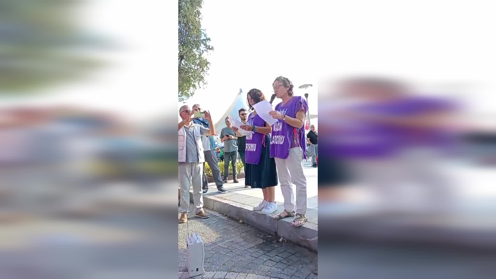 İzmir Dikili'de 'etek boyu' protestosu