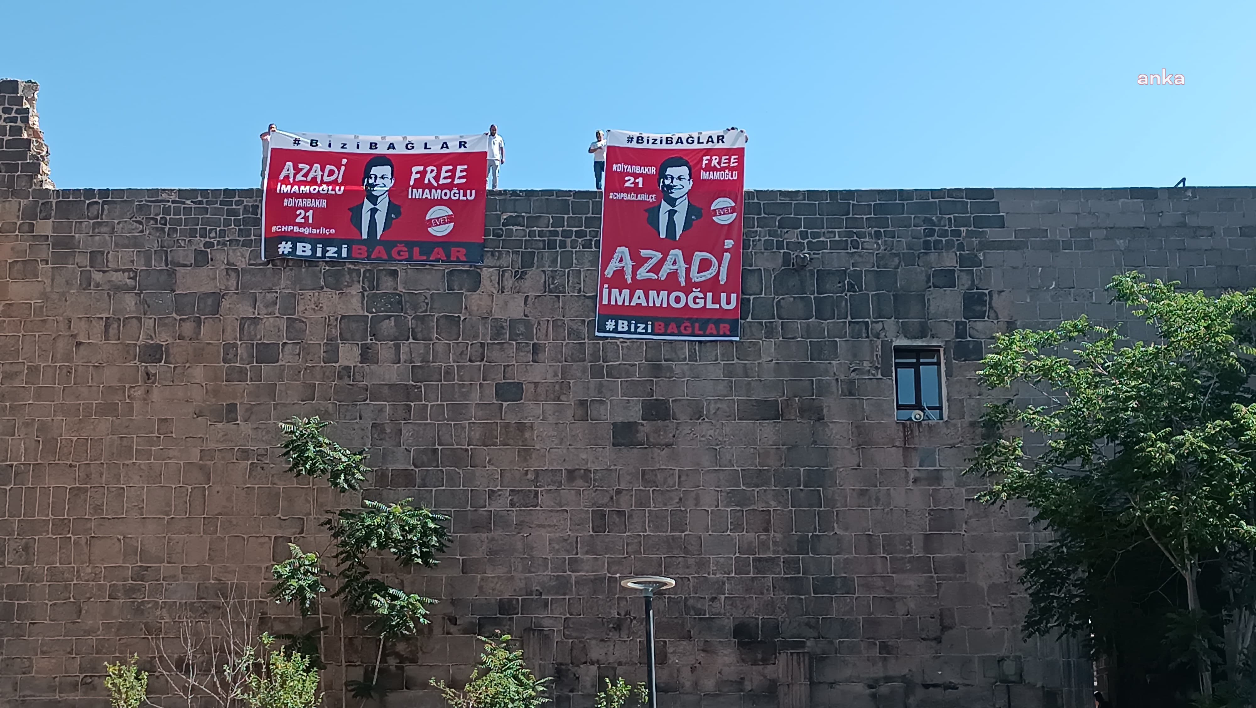 Diyarbakır’da İmamoğlu’nun pankartını surlara asan CHP’liler ‘şüpheli’ sıfatıyla ifadeye çağrıldı