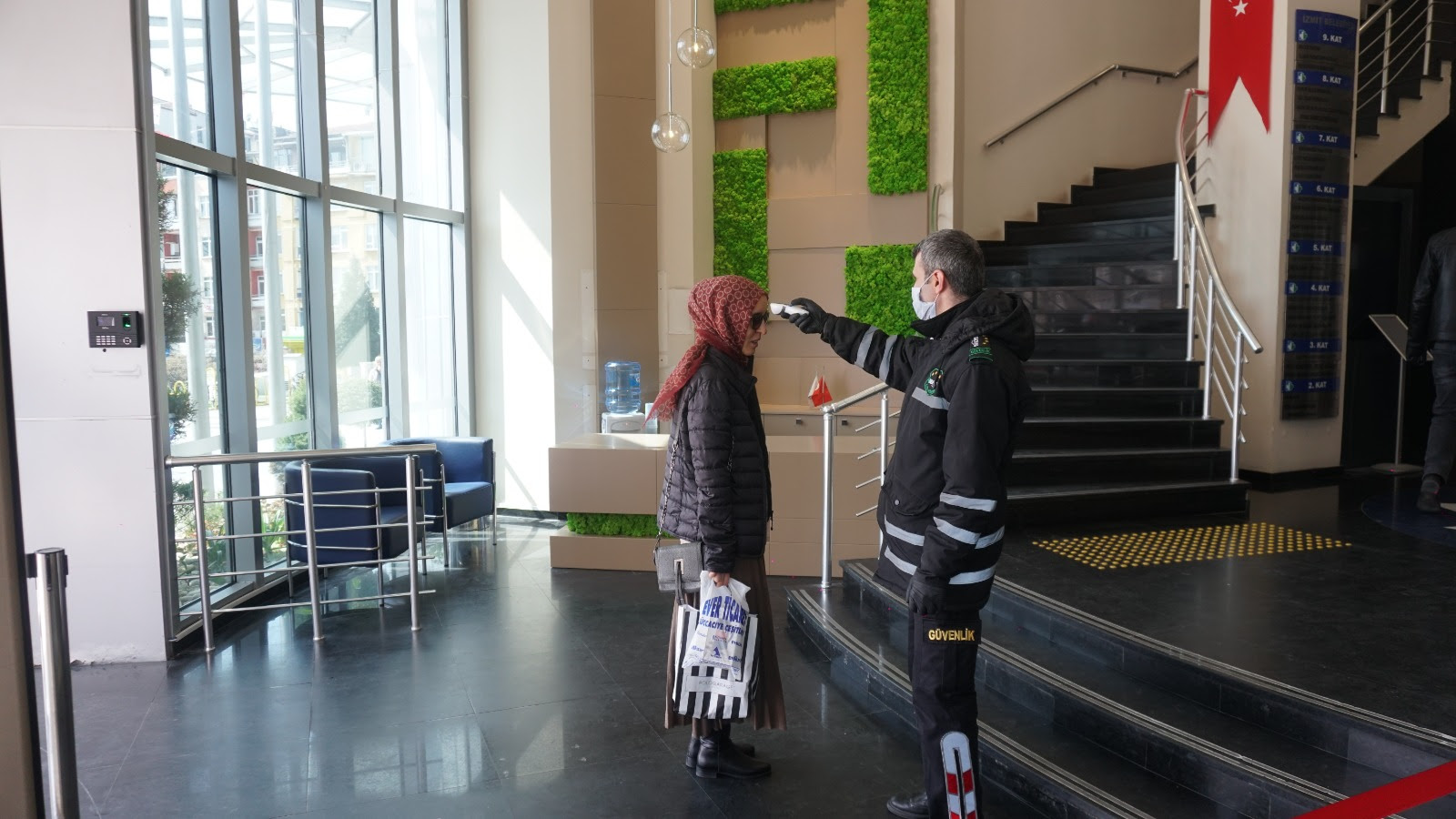 İZMİT BELEDİYESİ'NE GİRİŞLERDE VÜCUT ATEŞİ KONTROLÜ