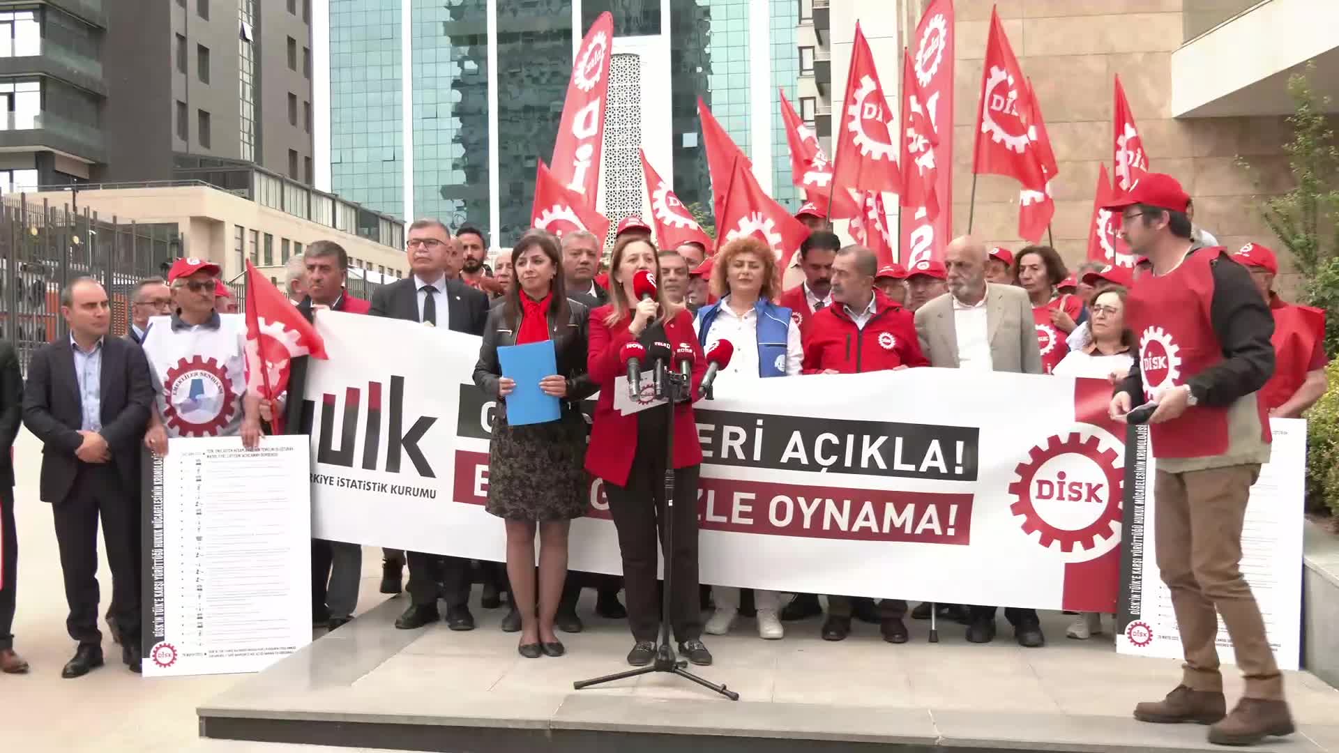 DİSK'in TÜİK'e karşı açtığı davada mahkeme 15 gün içinde kararını açıklayacak... Arzu Çerkezoğlu: "TÜİK, her gün ekmeğimizin daha da küçülmesine neden oldu"