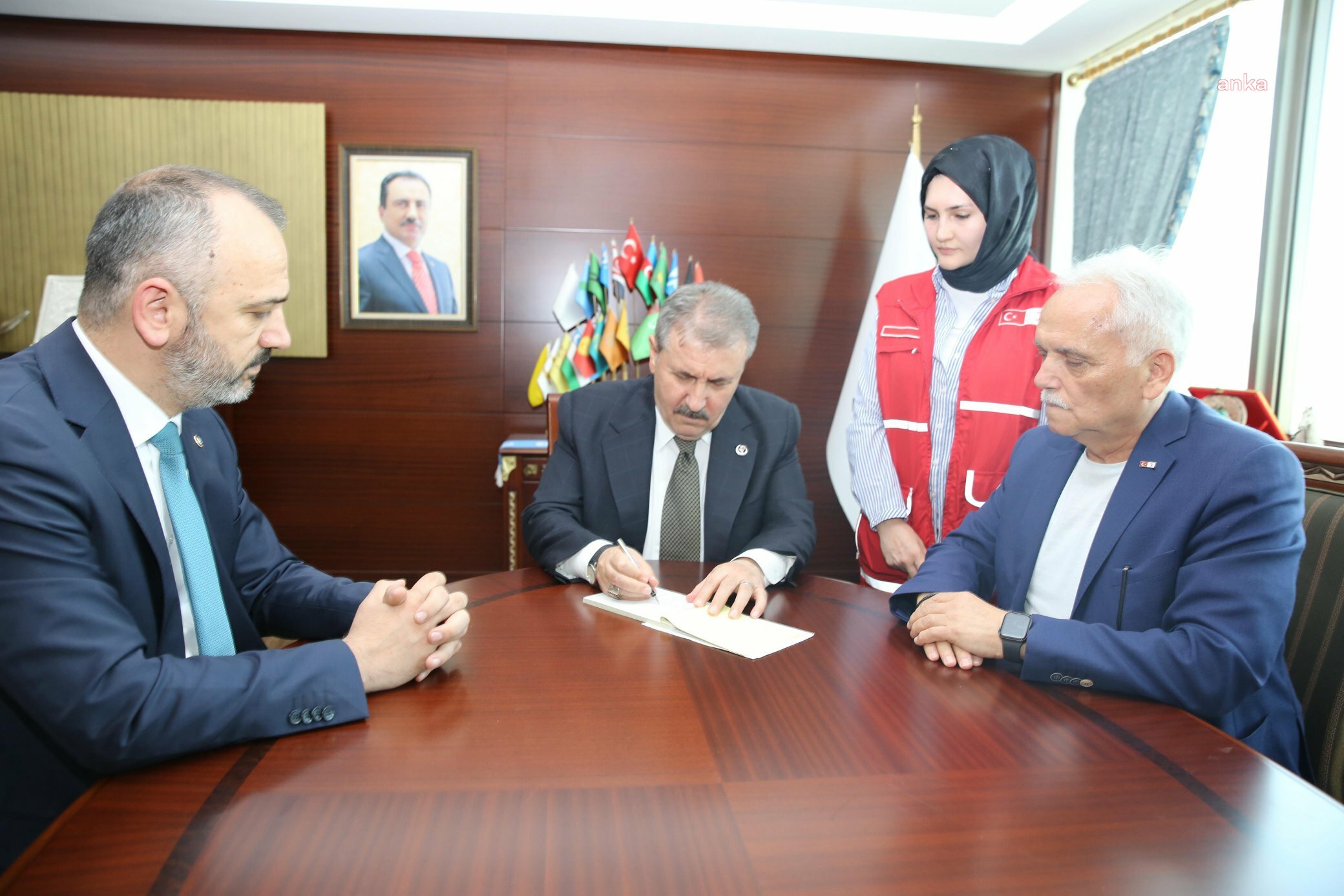 BBP Genel Başkanı Destici, kurban bağışlarını Gazze'ye ulaştırılmak üzere Türk Kızılayı'na emanet etti