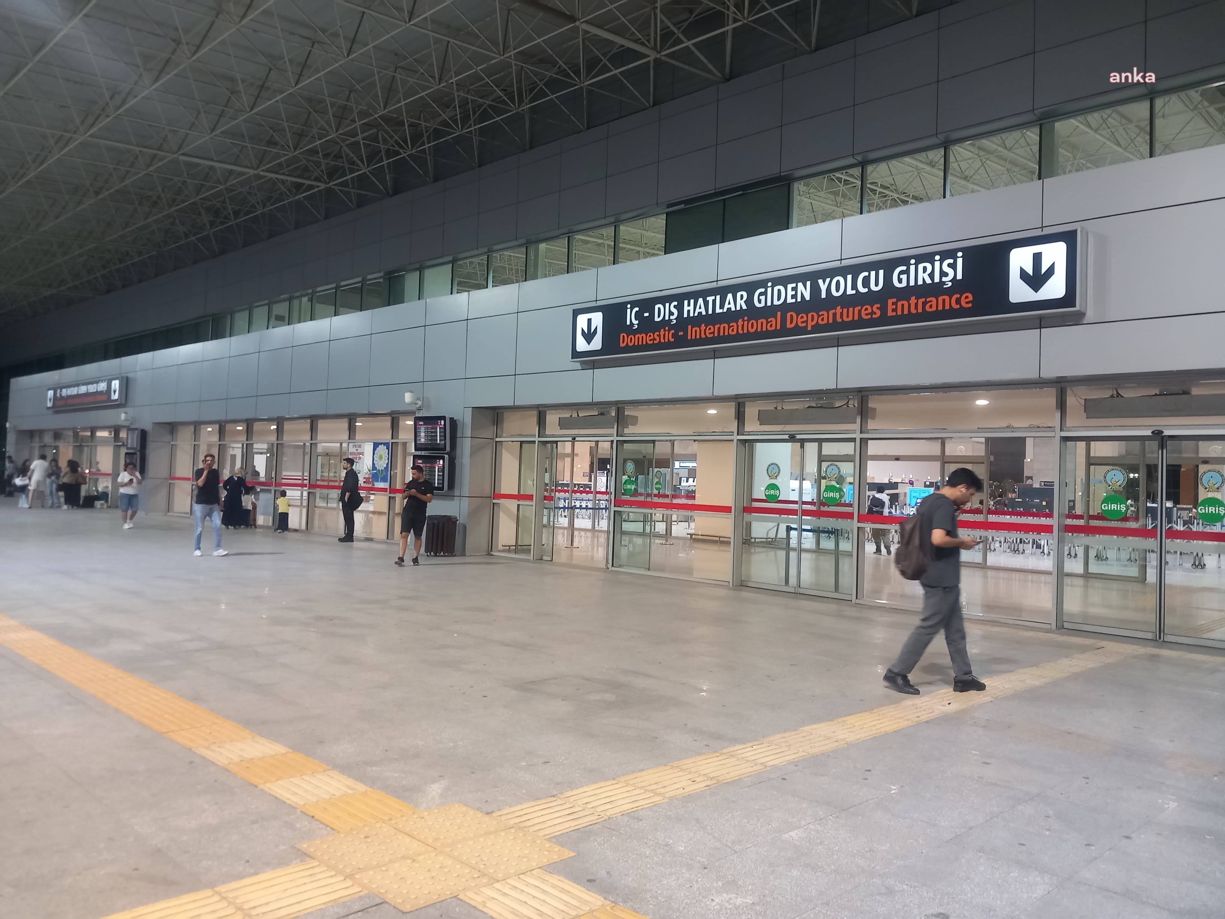 Diyarbakır Havalimanı’ndaki pistlerde çatlak oluştu, uçuşlar geçici olarak durduruldu
