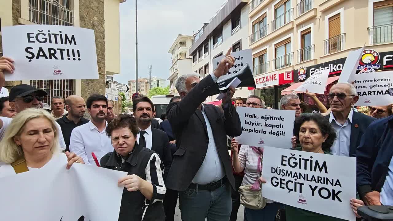 Kadıköy'de halk eğitim merkezlerinin kapatılmasına tepki: Halk evleri halkındır, kapatılamaz