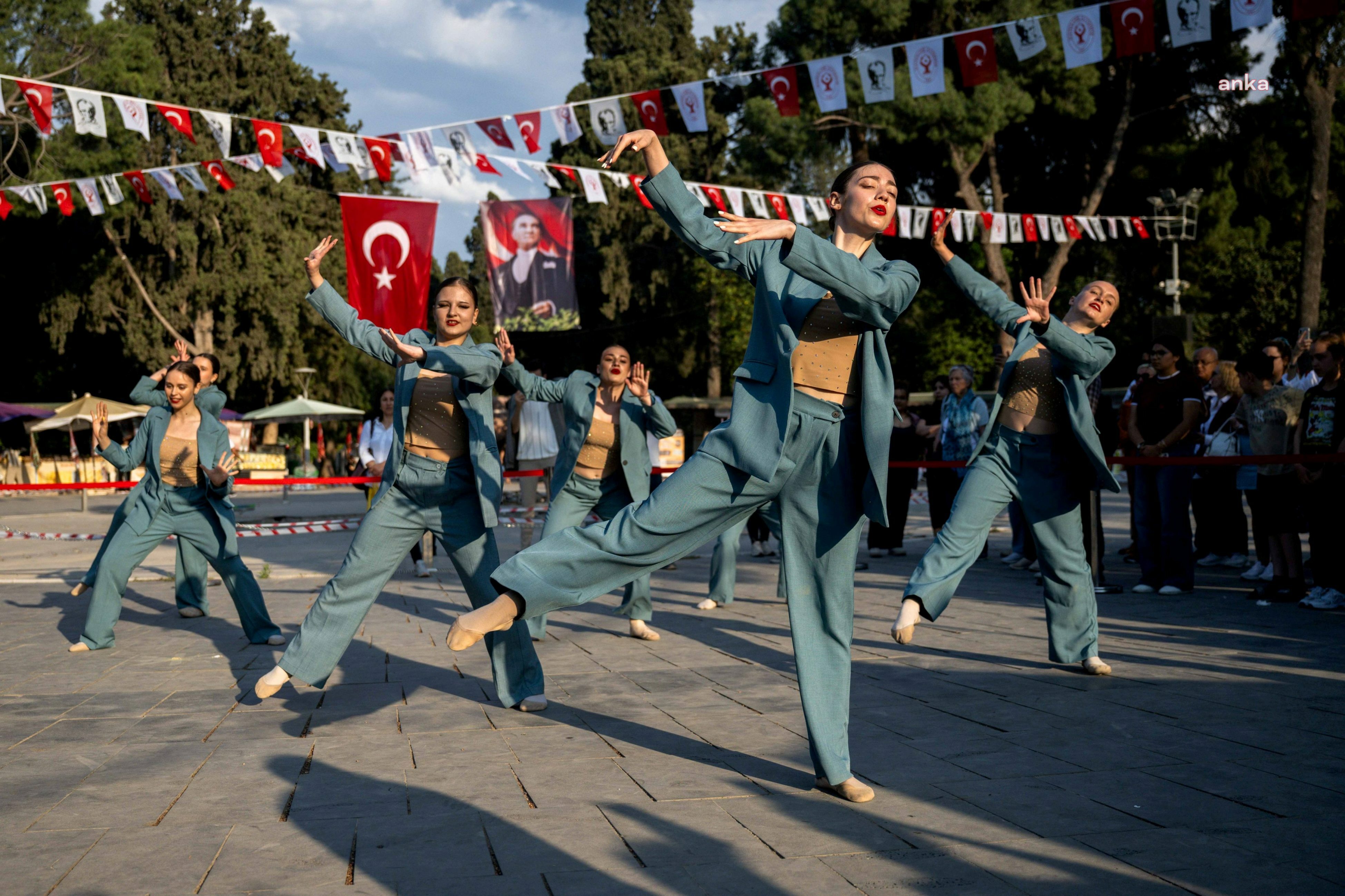 Bornova Halk Dansları Festivali dört ülkenin katılımıyla coşkuyla başladı