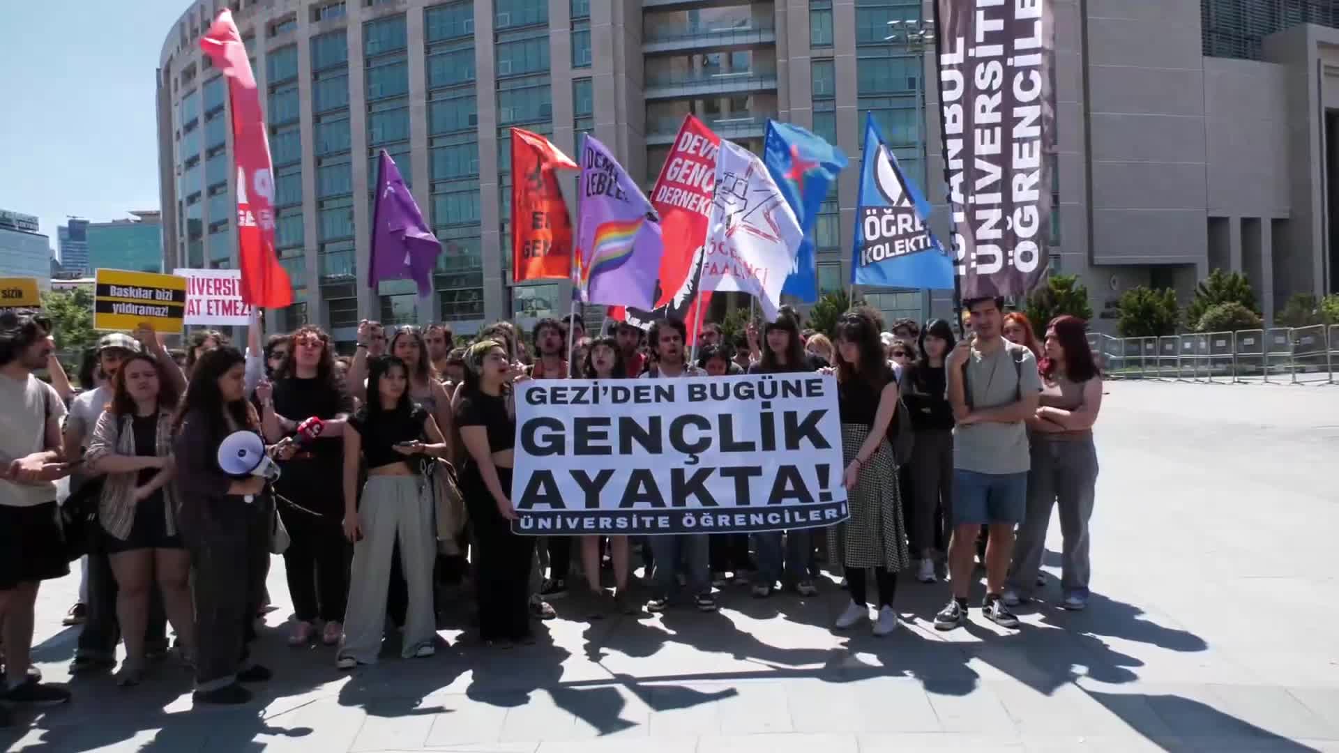 Vezneciler'de gözaltına alınan öğrenciler adliyeye sevk edildi