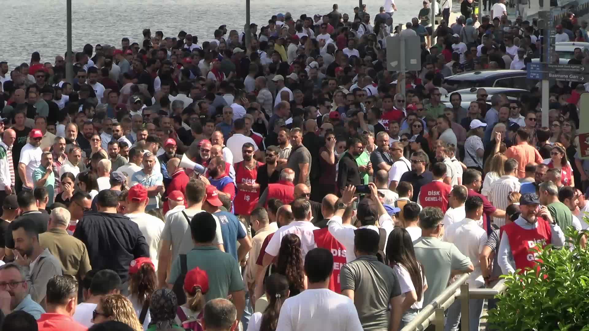 İzmir’de İZENERJİ ve İZELMAN işçilerinin grevi sürüyor