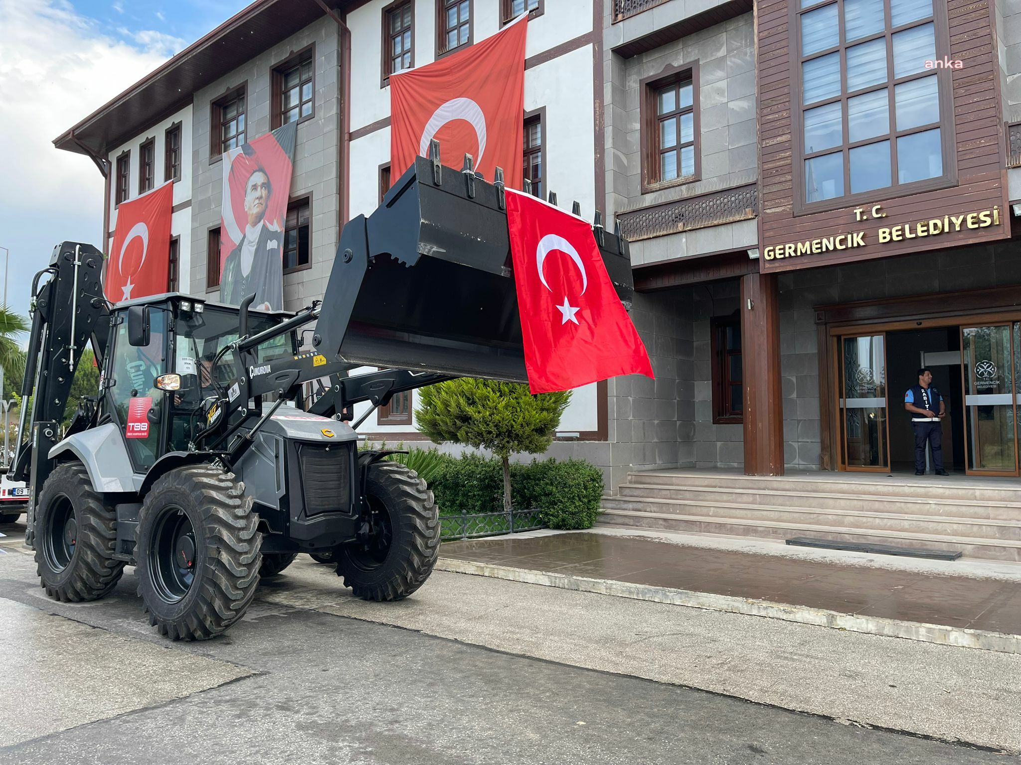Türkiye Belediyeler Birliği, Germencik Belediyesine iş makinesi hibe etti