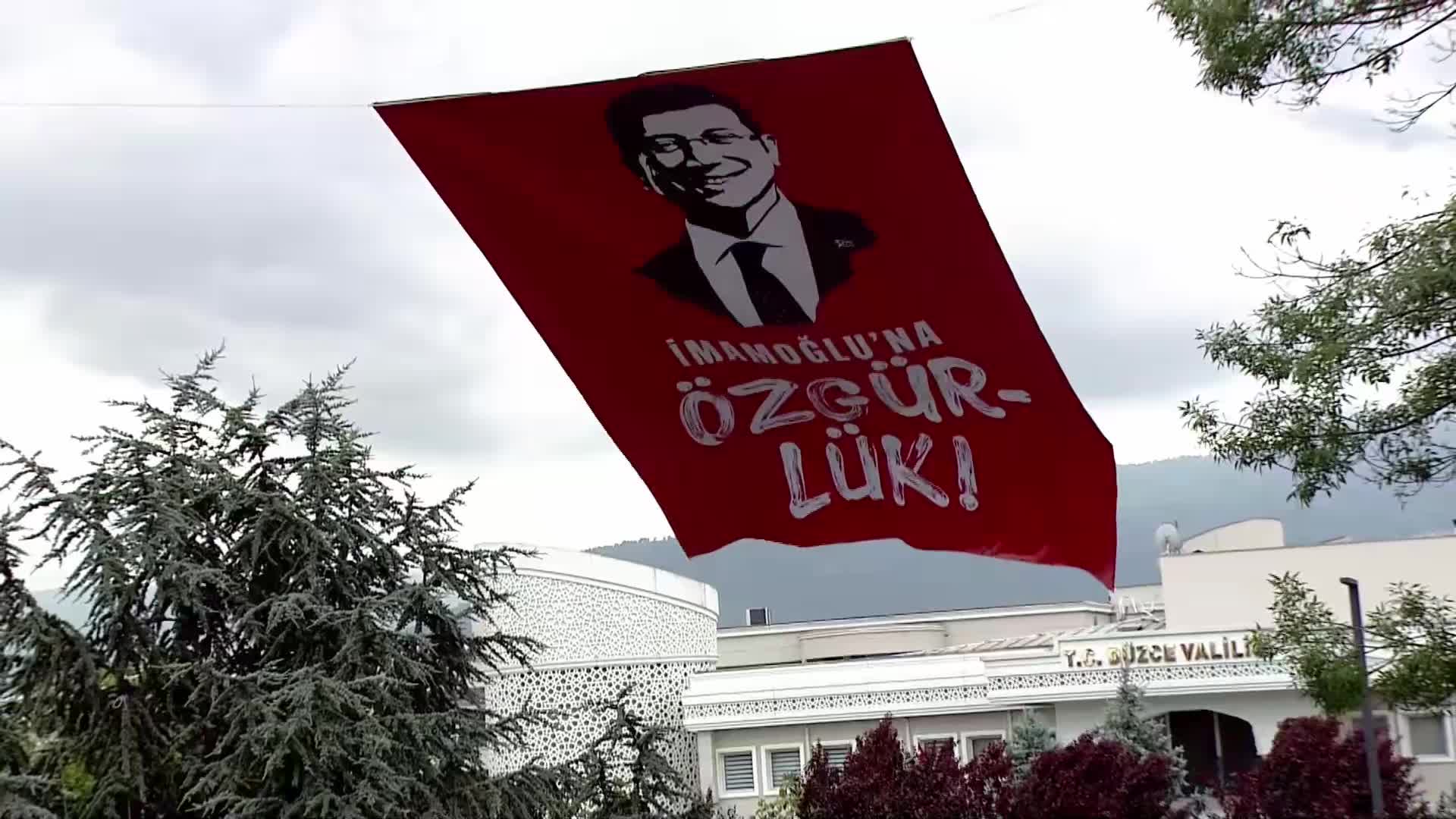 CHP'nin "Millet İradesine Sahip Çıkıyor" mitingi... Özgür Özel: "Aç, yoksul bıraktığınız emeklinin, çiftçinin, emekçinin iki yakası elinizdedir. Sonunuz yakındır"