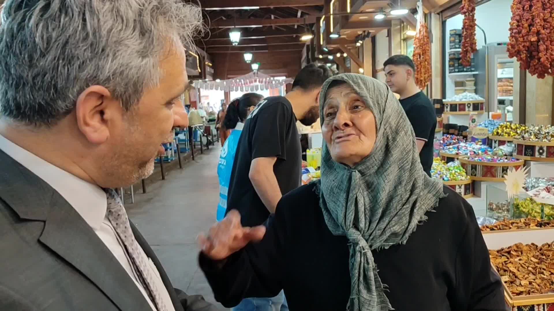 DEVA Partisi Genel Başkan Yardımcısı Türkmen'e konuşan Elazığlı vatandaş: ''Ben bu yaşa kadar hep umutluydum. Ama bu diplomanın iptal edilmesi ile umutsuzum artık''