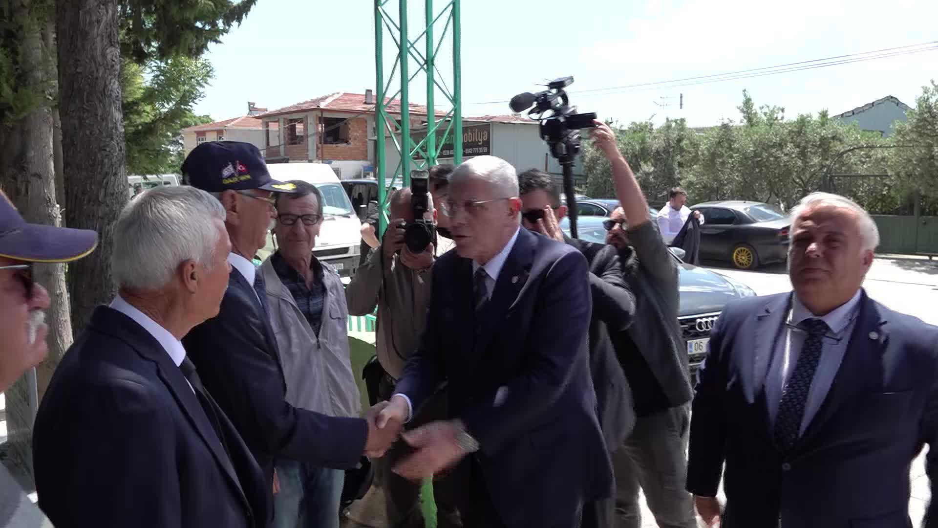 Dervişoğlu'nun şehit kabrindeki duygusal anları... "Unutanın kanı kurusun"