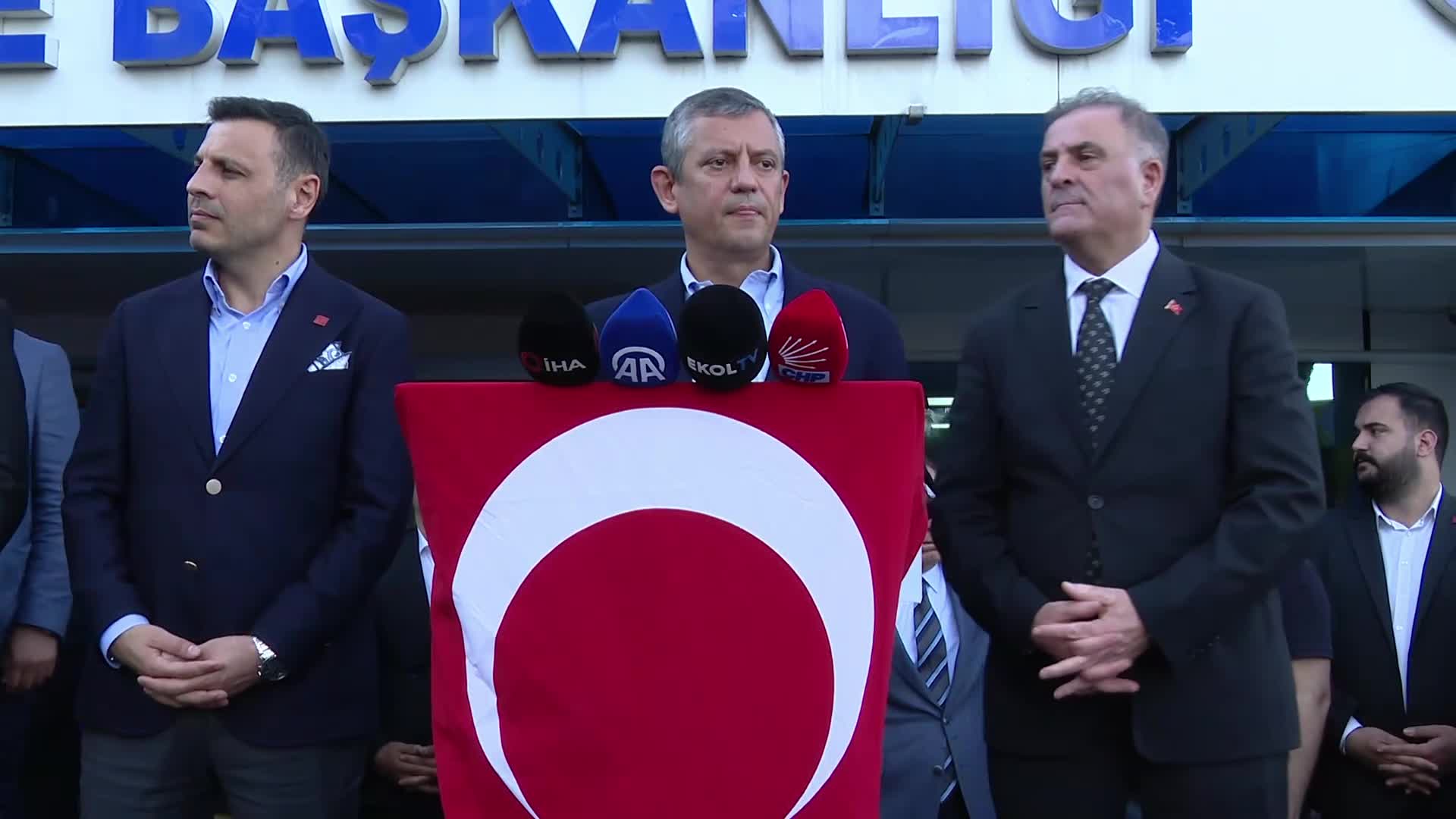 Özgür Özel Avcılar  Belediyesi'nde... Özel: Bugün ne yaşıyorsak Recep Tayyip Erdoğan’ın bundan sonraki Cumhurbaşkanı’na yaptığı darbe girişiminin içindedir