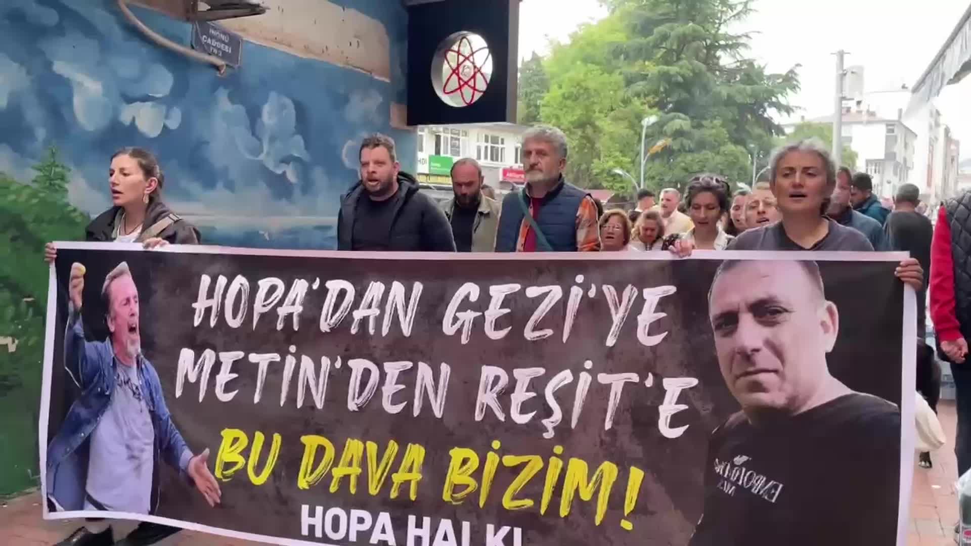Öğretmen Metin Lokumcu katledişinin 14. yılında Hopa'da yapılan yürüyüşle anıldı