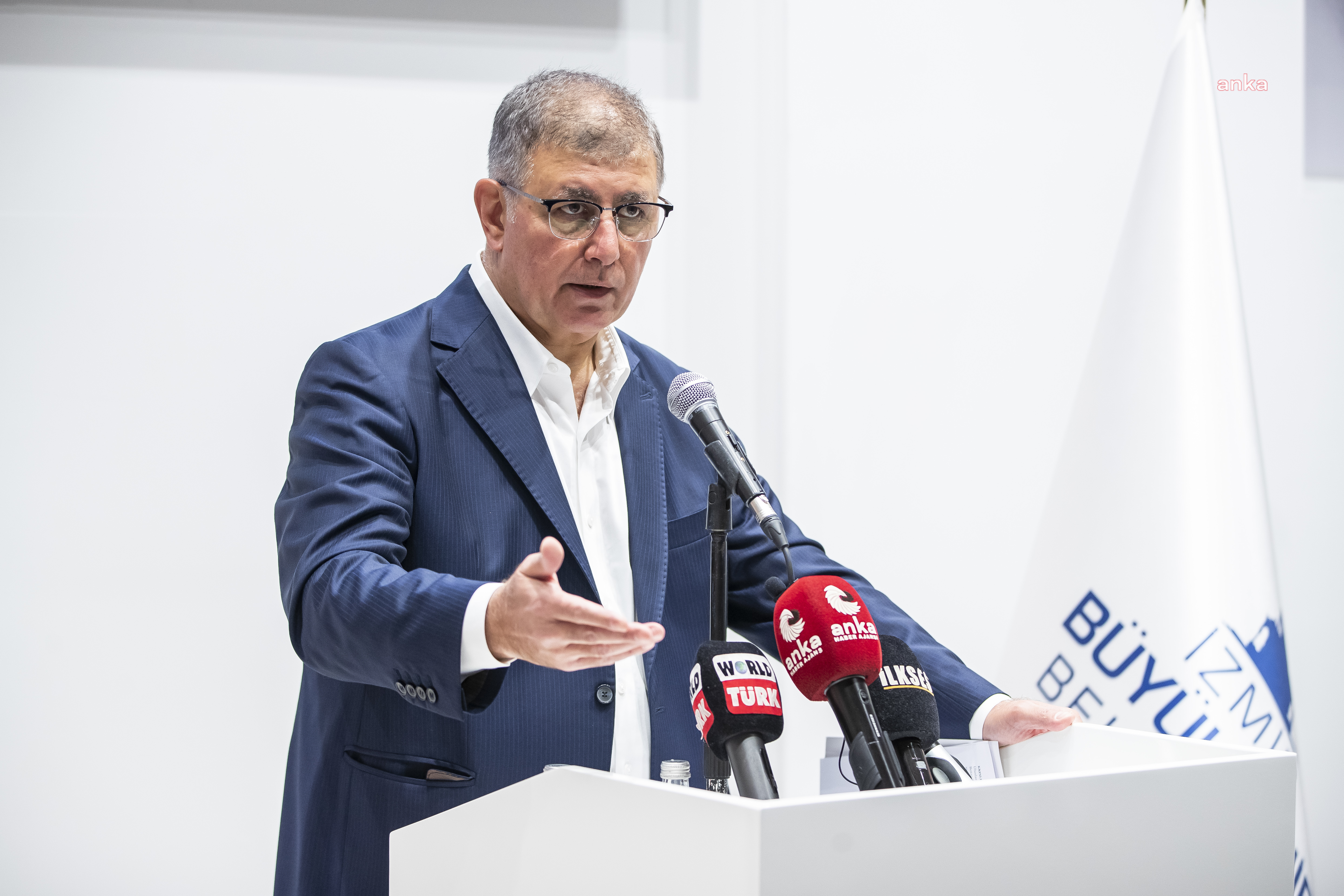 İzmir'de devam eden grev... Cemil Tugay: ''Benim hiçbir çalışma arkadaşım alacağı maaşa göre siyasi duruşunu belirlemez, insanlık onurunu kimsenin hesaplarına da tahvil etmez''