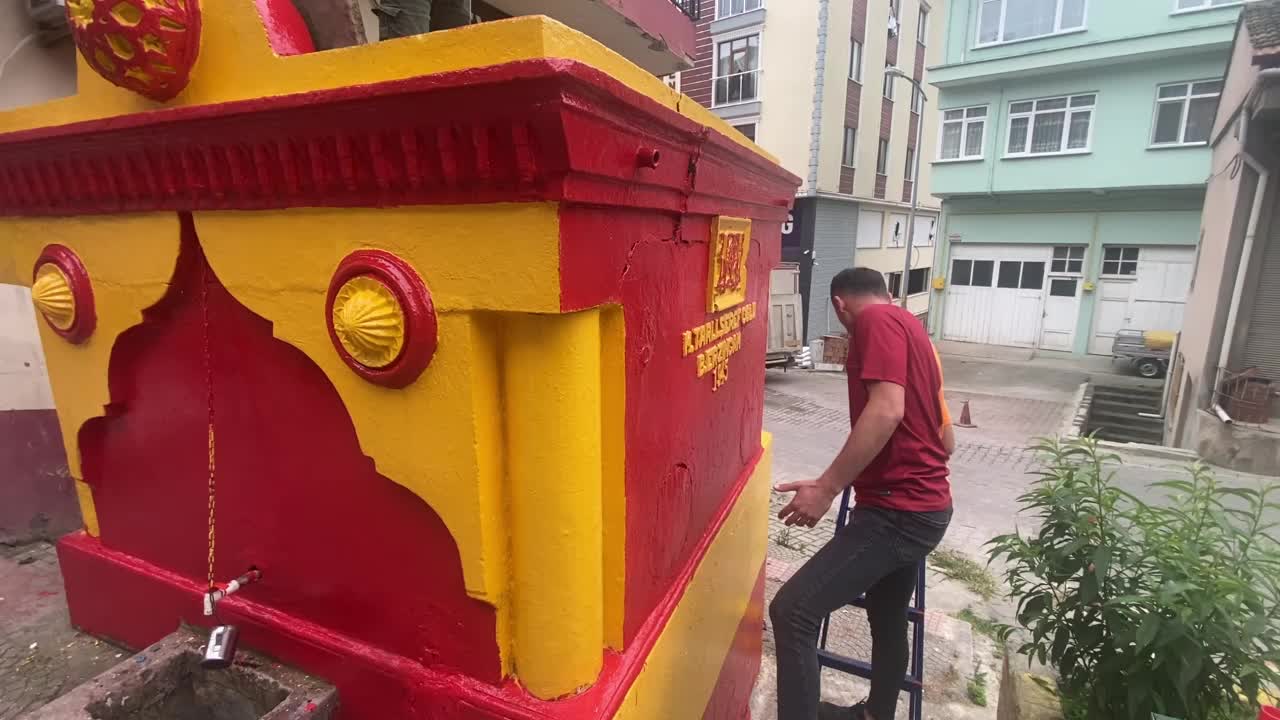 Sinop’ta 42 yıllık gelenek: Çeşmeler sarı kırmızıya boyandı