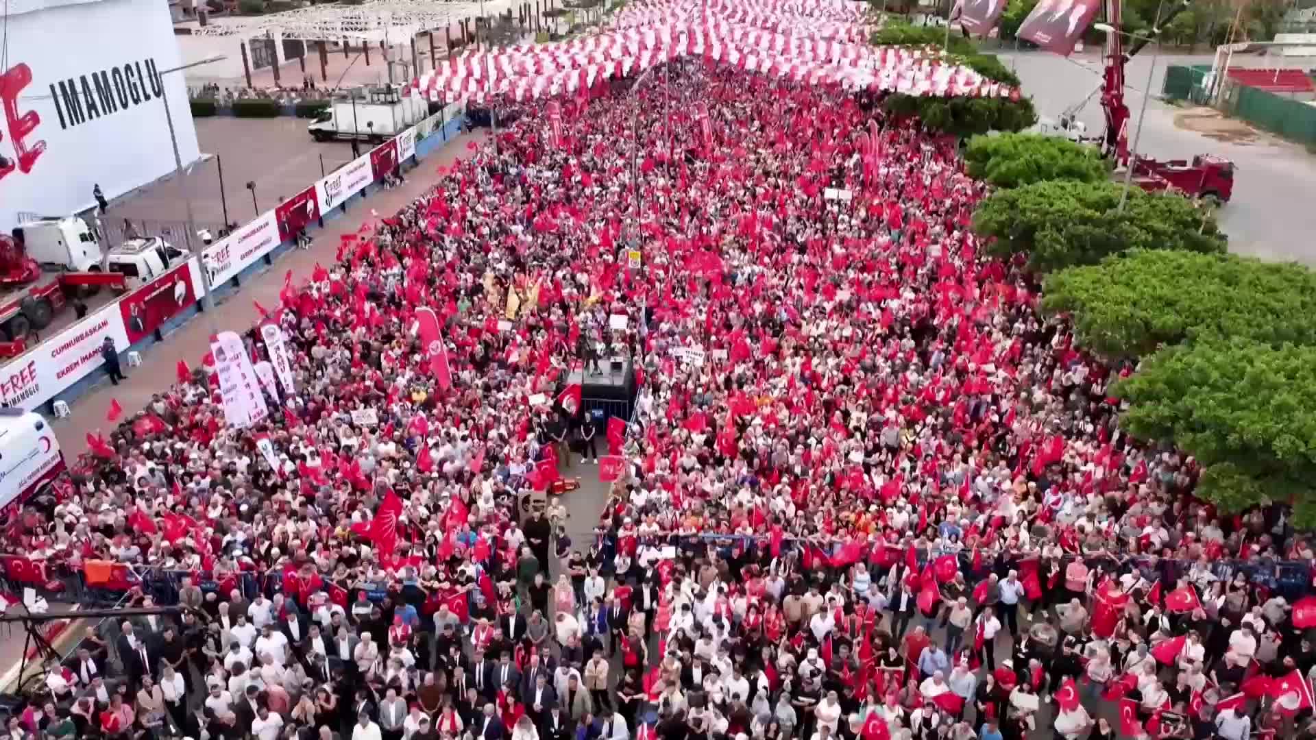 CHP'nin "Millet İradesine Sahip Çıkıyor" mitingi... Özgür Özel: "12 Eylül darbe anayasasını değiştirelim derken 19 Mart darbecileriyle birlikte bu millet anayasa yapmaz"