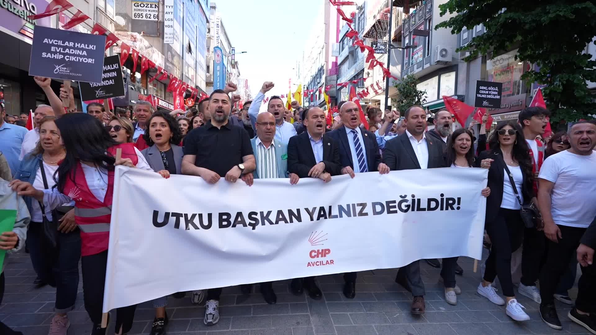 Avcılar'da yurttaşlar gözaltındaki başkanları için yürüdü