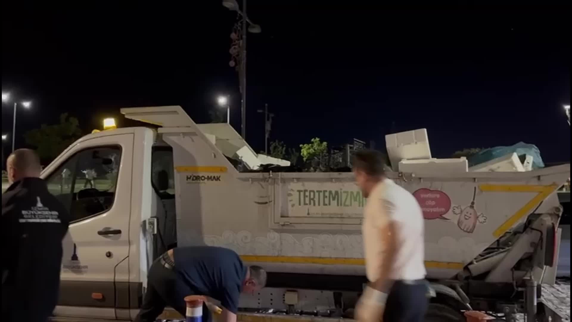 İşçilerin grev yaptığı İzmir'de Büyükşehir Belediye Başkanı Tugay Kordon'da çöp topladı