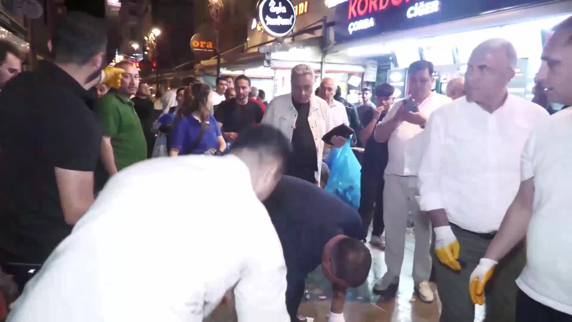 Kordon'da çöp toplayan İzmir Büyükşehir Belediye Başkanı Cemil Tugay: “İzmir’i çöpe teslim etmeyeceğiz”