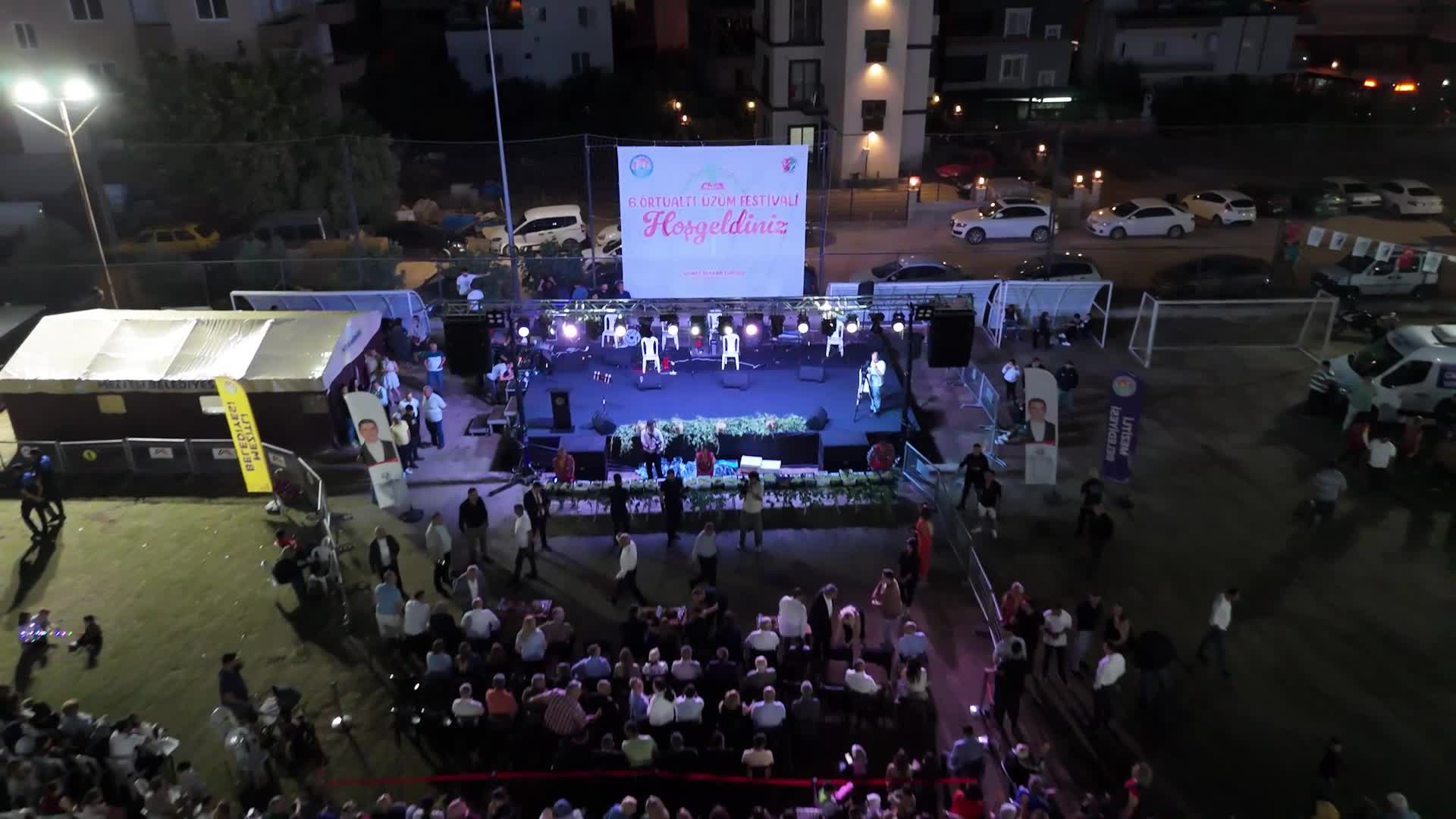 Mezitli'de düzenlenen Örtüaltı Üzüm Festivali, renkli görüntülere sahne oldu
