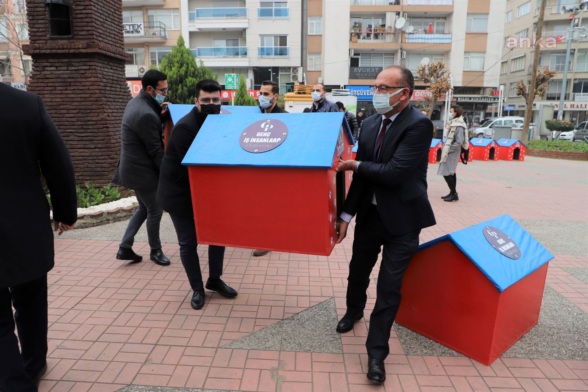 TURGUTLU'DA SOKAK HAYVANLARI YENİ YUVALARINA KAVUŞTU