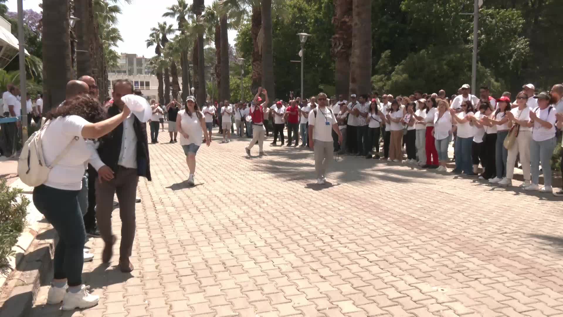 İzmir Büyükşehir’de grev sürüyor... İşçiler masaya davet etti: Masaya çağırın, masada konuşalım