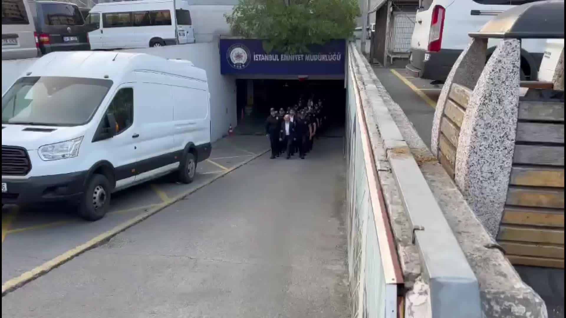 CHP'den belediye başkanlarının hastaneye sevk görüntülerine tepki: "Cumhuriyet tarihinin hiçbir döneminde böylesine açık bir düşman hukuku uygulanmadı"