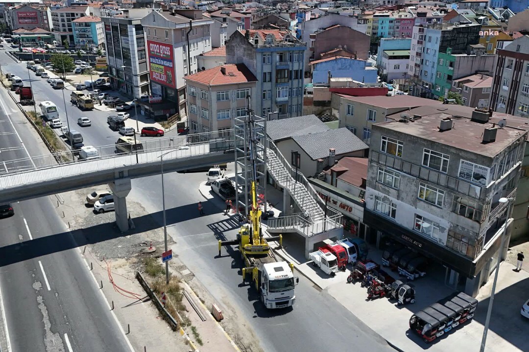 Silivri Eski Sanayi Üst Geçidi’nde asansör montajı sürüyor