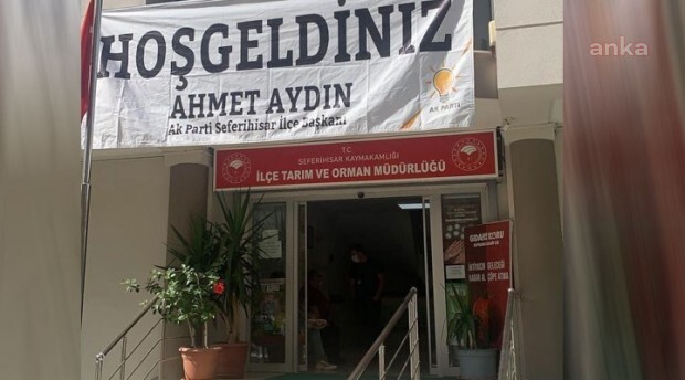 RESMİ BİNAYA ASILAN AKP PANKARTI, 14 YILLIK MÜDÜRÜ GÖTÜRDÜ