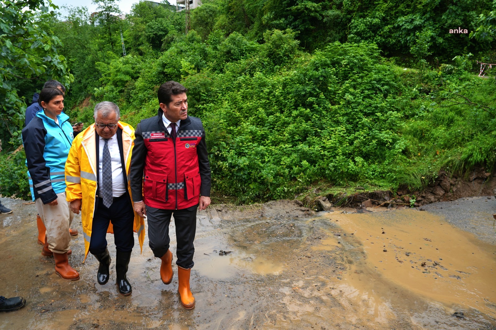 Ortahisar Belediye Başkanı Kaya, şiddetli yağıştan etkilenen mahallelerde incelemelerde bulundu