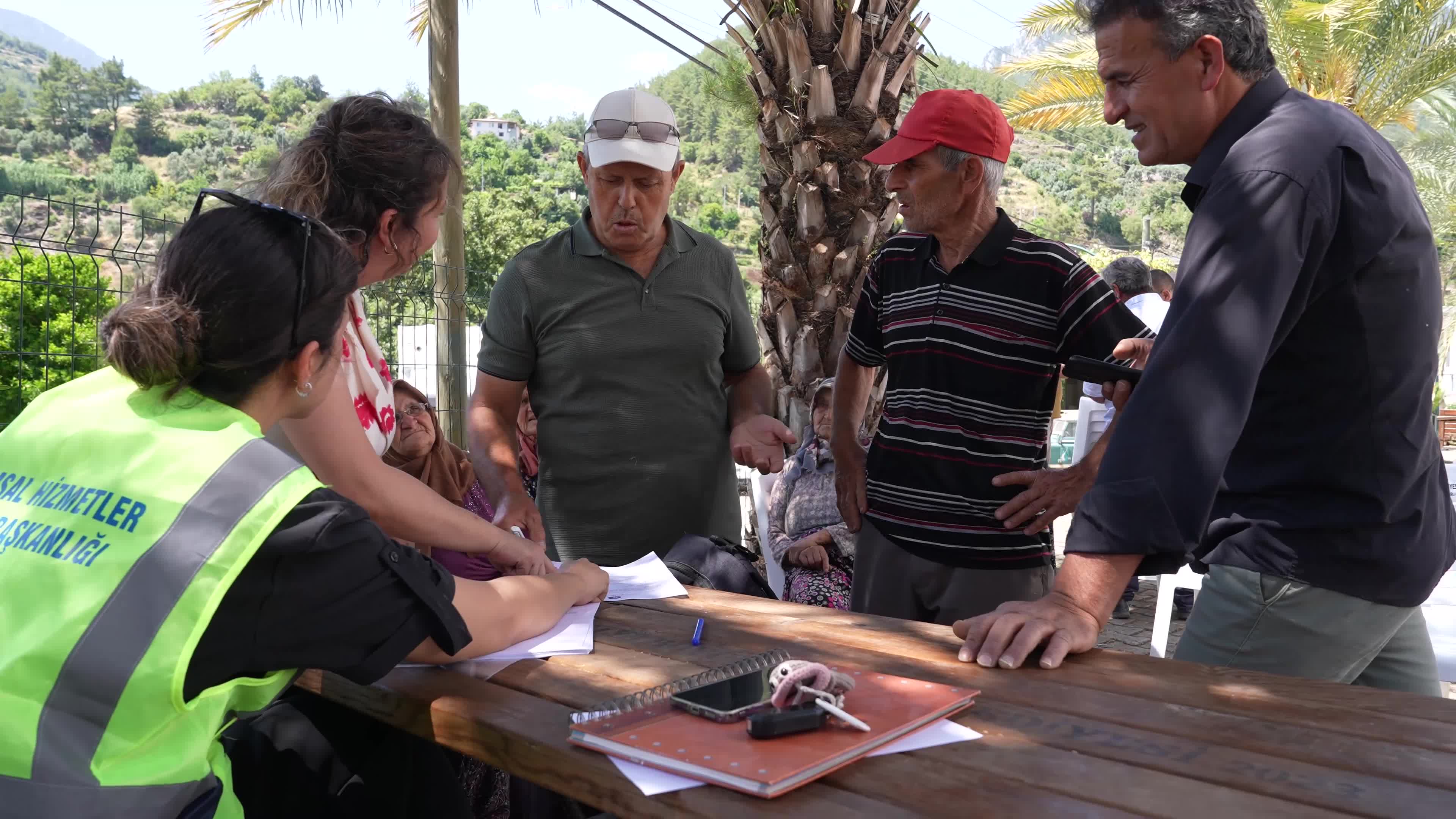 Antalya Büyükşehir Belediyesi'nden 51 üreticiye bin 250 ipek böceği beslenme tablası