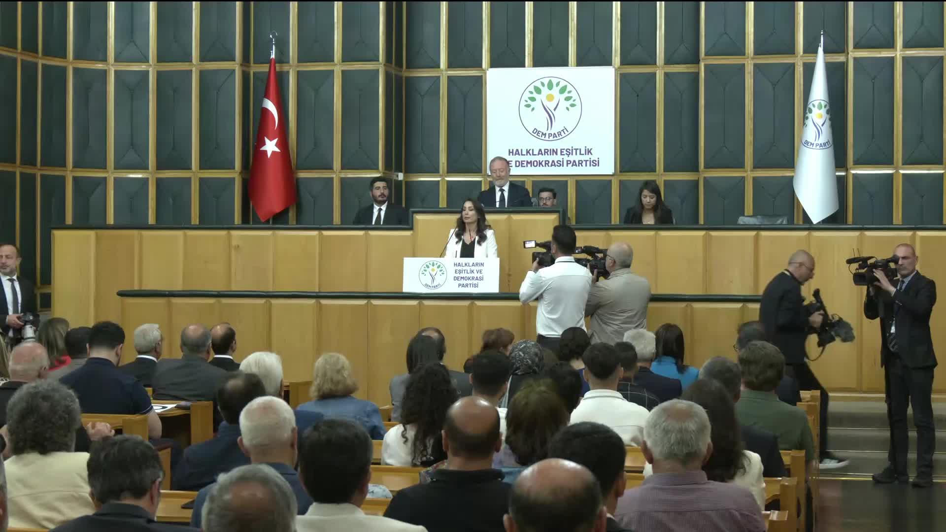 DEM Parti TBMM Grup Toplantısı...  Hatimoğulları'ndan iktidara infaz yasası çağrısı: "Gelin Kovid Yasası'nı ekleyelim, oy birliğiyle geçirelim"