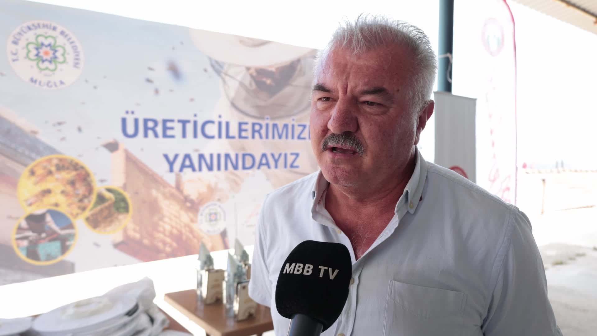 Muğla Büyükşehir Belediyesi'nden Menteşeli arıcılara körük ve maske desteği