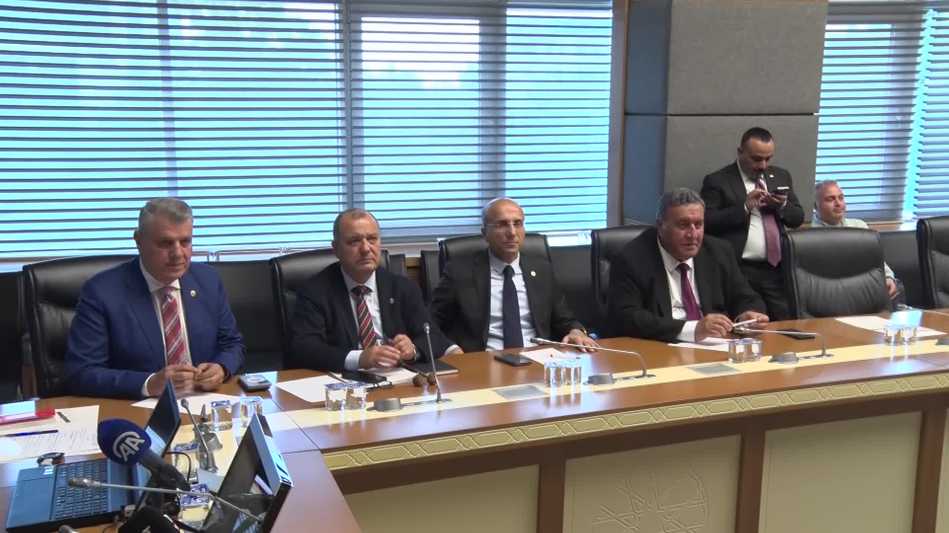 TBMM Zirai Don Araştırma Komisyonu... AK Partili milletvekilinden DEM Partili milletvekiline 'Siz kimsiniz' sorusu