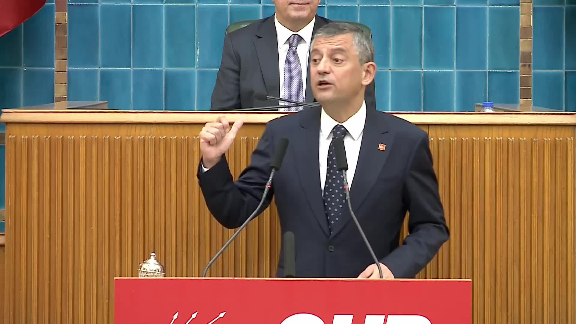 CHP Grup toplantısı... Özgür Özel: “Kişi kendinden bilir işi... Erdoğan, o dönemlerde kaçak yapıya bağışla para aldığını itiraf etmiş, billboardları usulsüz vermiş, medyaya para dağıtmış, sonra da satın almış”