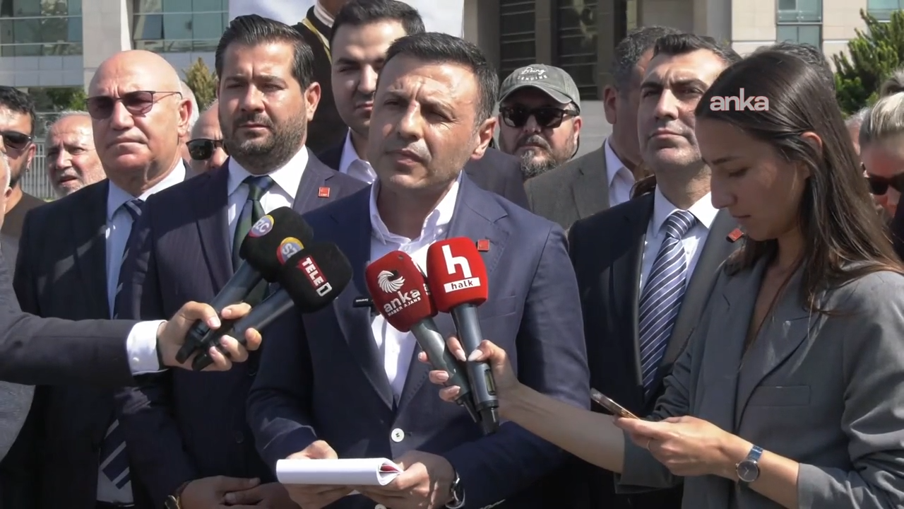 Özgür Çelik'ten sevk görüntülerine tepki: Darbe dönemini yansıtan görüntü... Masumiyet karinesi yok ediliyor. İnsanların onuruyla, şerefiyle oynuyorlar. Hukuku ayaklar altına alıyorlar