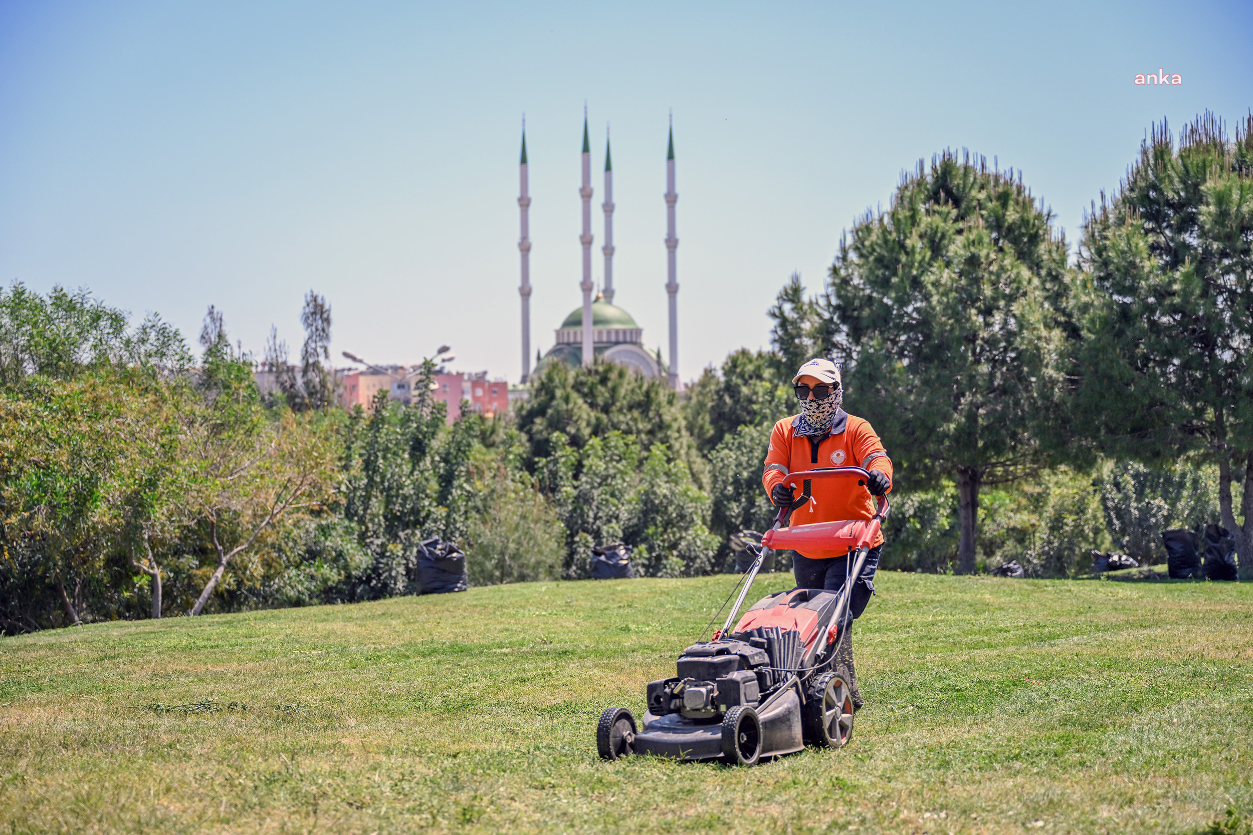 Mersin Büyükşehir Belediyesi, kenti bayrama hazırladı