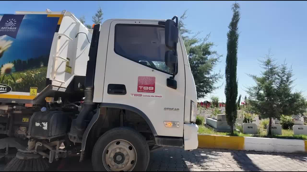 Adıyaman Belediyesi’nden bayram öncesi mezarlıklarda temizlik çalışması